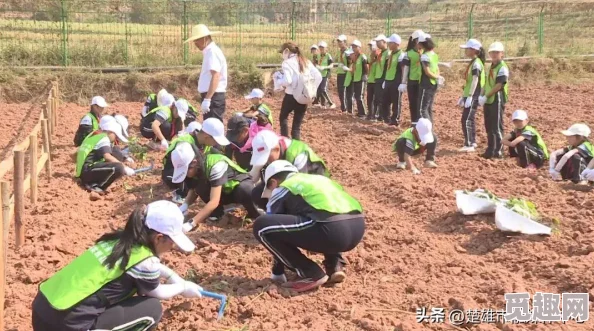 男生和女生一起努力做豆浆，携手合作分享美味与快乐，共同体验制作过程的乐趣与成就感