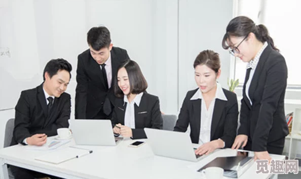 双男一女的三人组合：探讨性别比例对团队合作与创意产生的影响与启示
