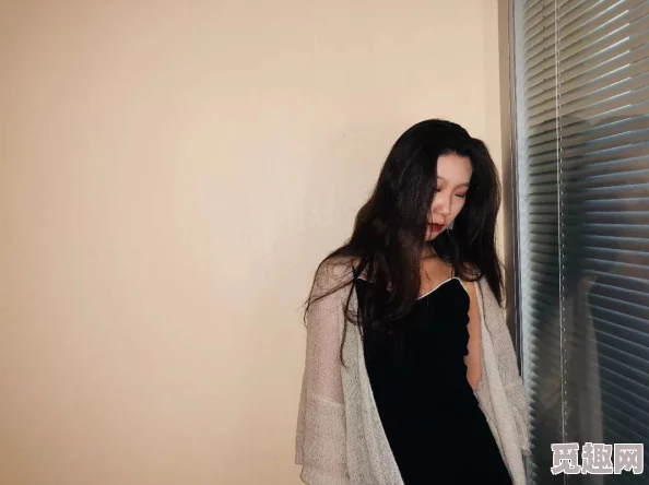 抖音风反差婊水晶棒：分析其在短视频平台中的流行原因及对年轻人消费观的影响与相关文化现象