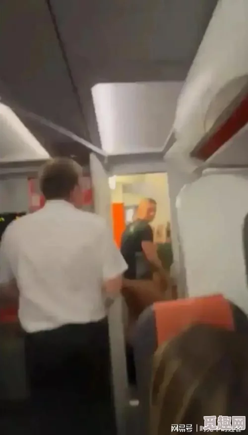 粗暴肉开荤高H公交车，惊现车内不雅行为，引发乘客热议和网络疯传！