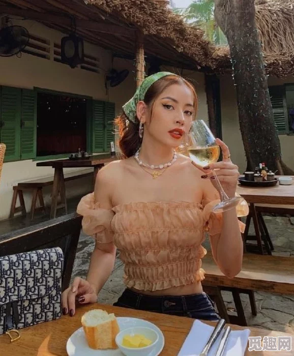 十九岁女孩RAPPER越南：这位年轻的女说唱歌手在音乐界崭露头角，展现了她独特的才华和对生活的热情