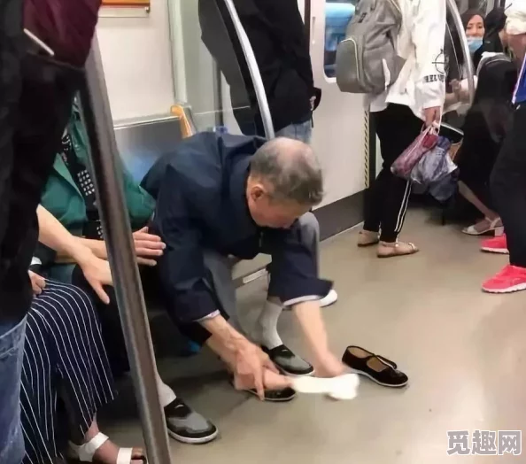 脱了在阳台趴着去h，近日引发热议，网友们纷纷讨论这一现象背后的社会心理和文化影响