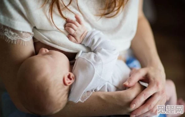 丰满的奶水边做边喷这是一位母亲在哺乳时的生动写照