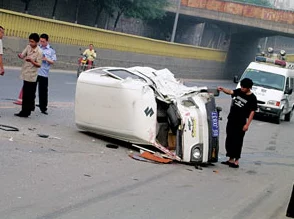 谢怜和花城第一次开车车速过快不幸翻车谢怜轻伤花城无恙