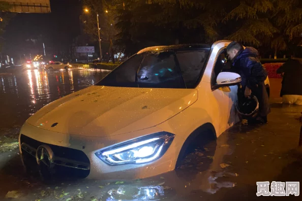 肉车play行驶途中遭遇暴雨被迫停车