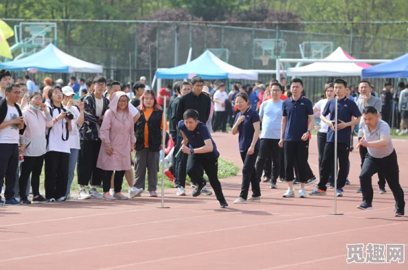 老师滑好紧我要进去了据说是学校新来的体育老师身材超好学生们都抢着上他的课